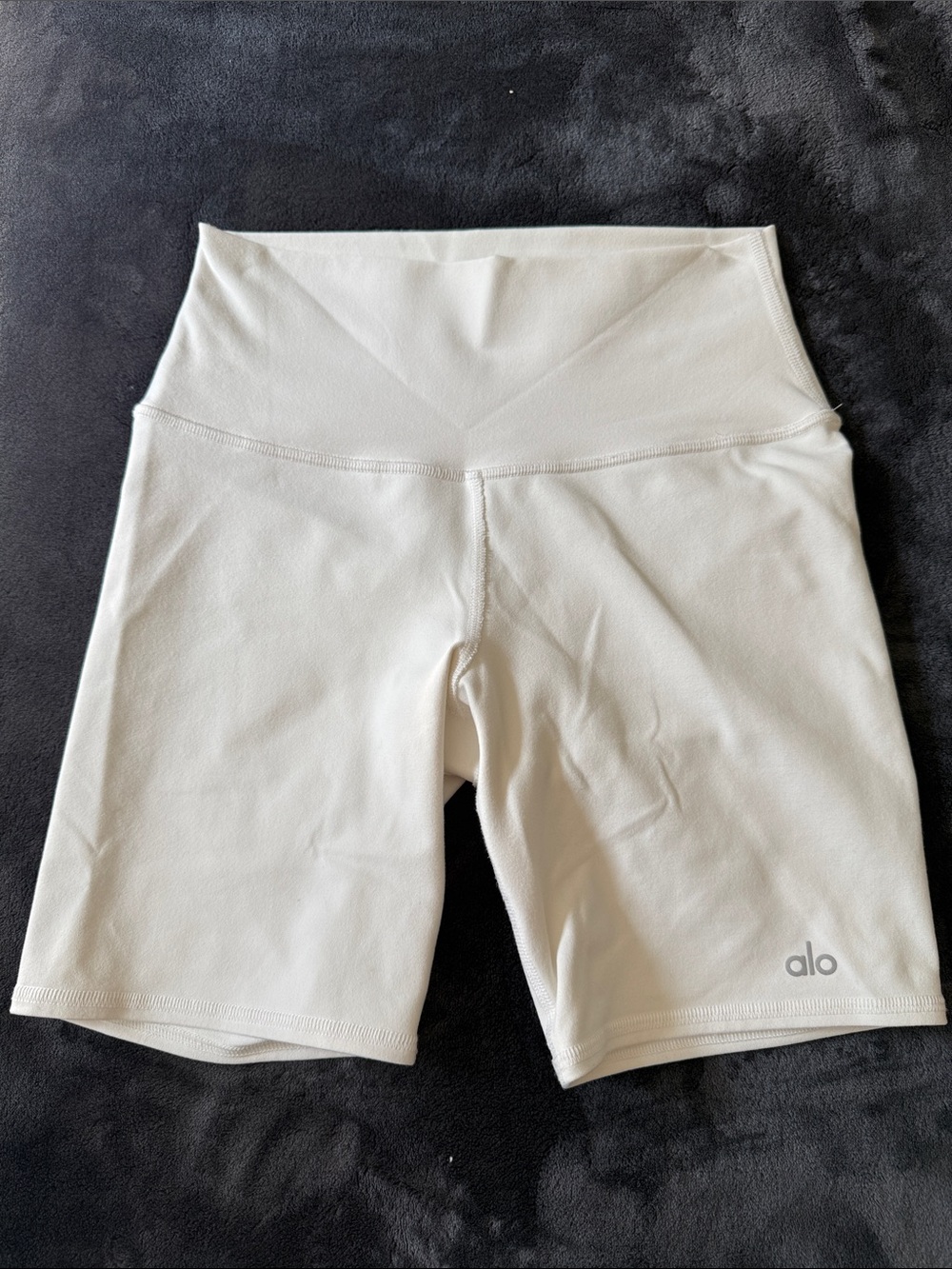 ALO Yoga Cream/ivory/white  High-Rise Bike Shorts